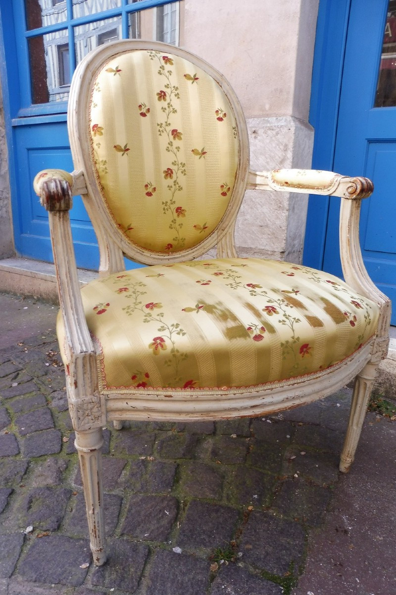Fauteuil  médaillon   Louis XVI  en bois laqué  