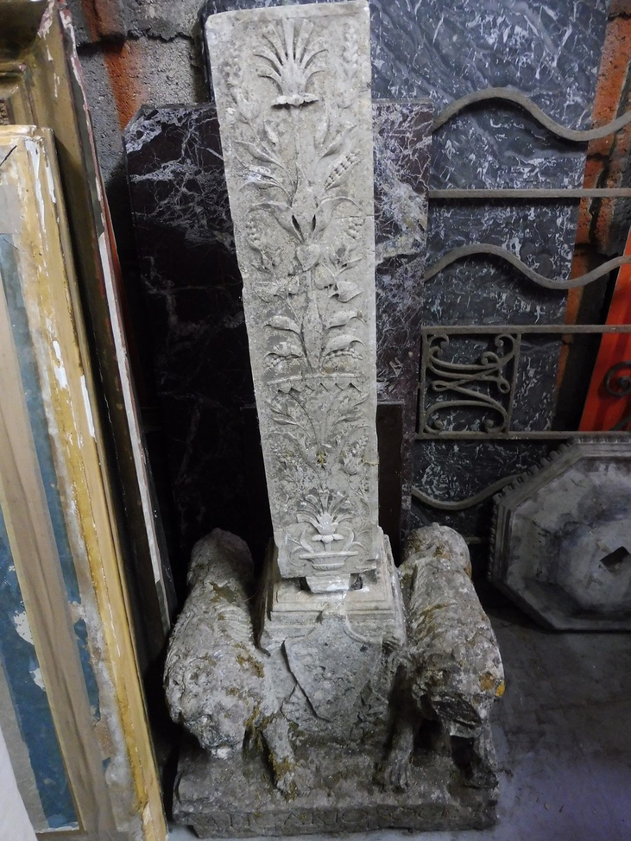 Piédestal en pierre  sculptée  de deux  lions   encadrant  un écus  , style renaissance  