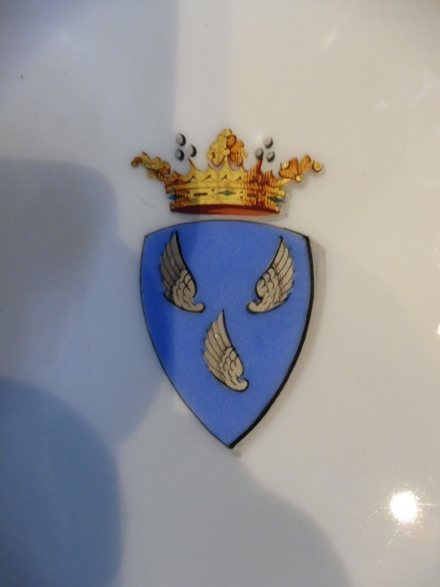Part Of A 19th-century Limoges Porcelain Dinner Service With A Coat Of Arms -photo-2