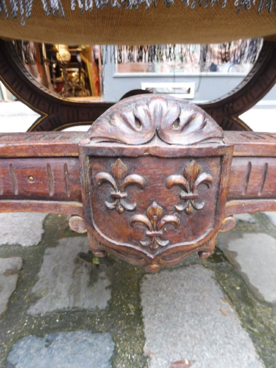 Fauteuil Dagobert en noyer sculpté  et velours brodé style  17 eme -photo-2