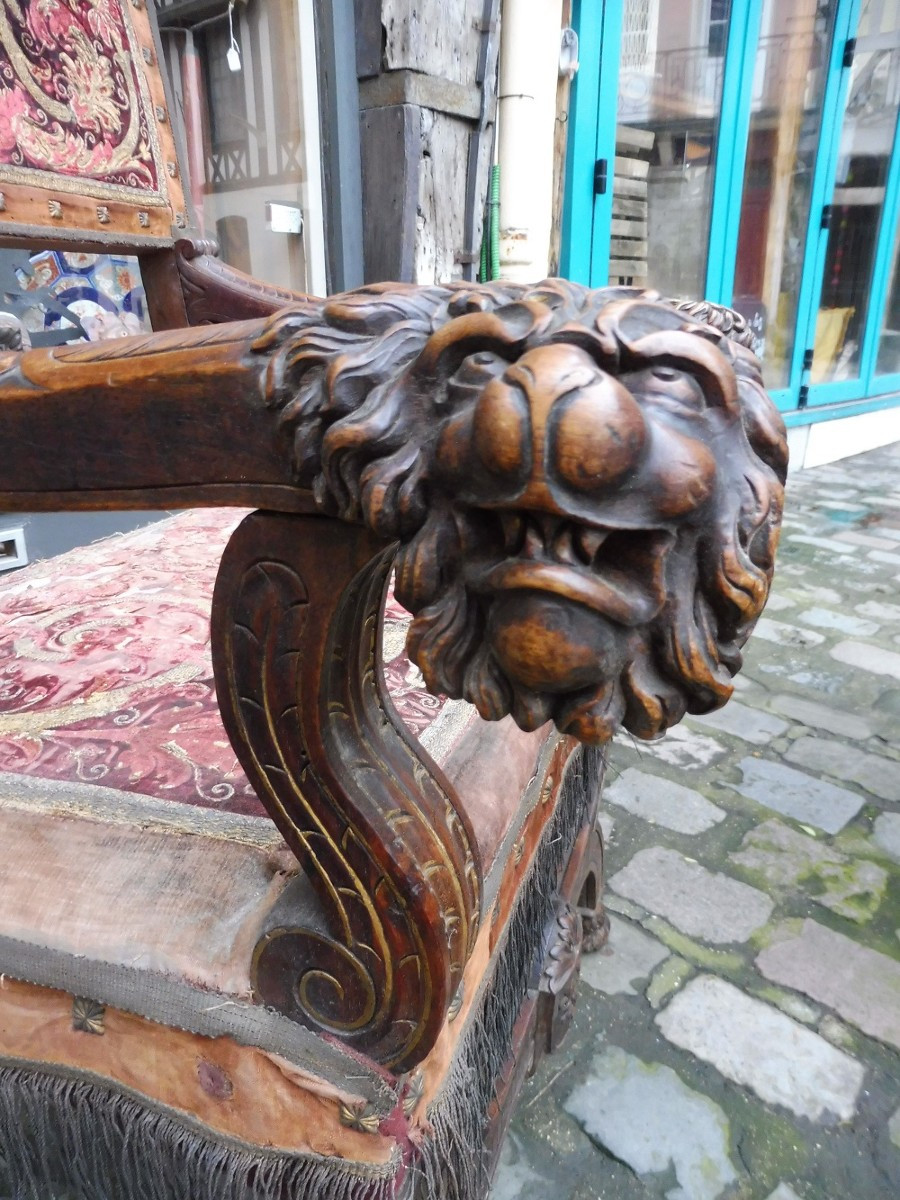 Fauteuil Dagobert en noyer sculpté  et velours brodé style  17 eme -photo-3