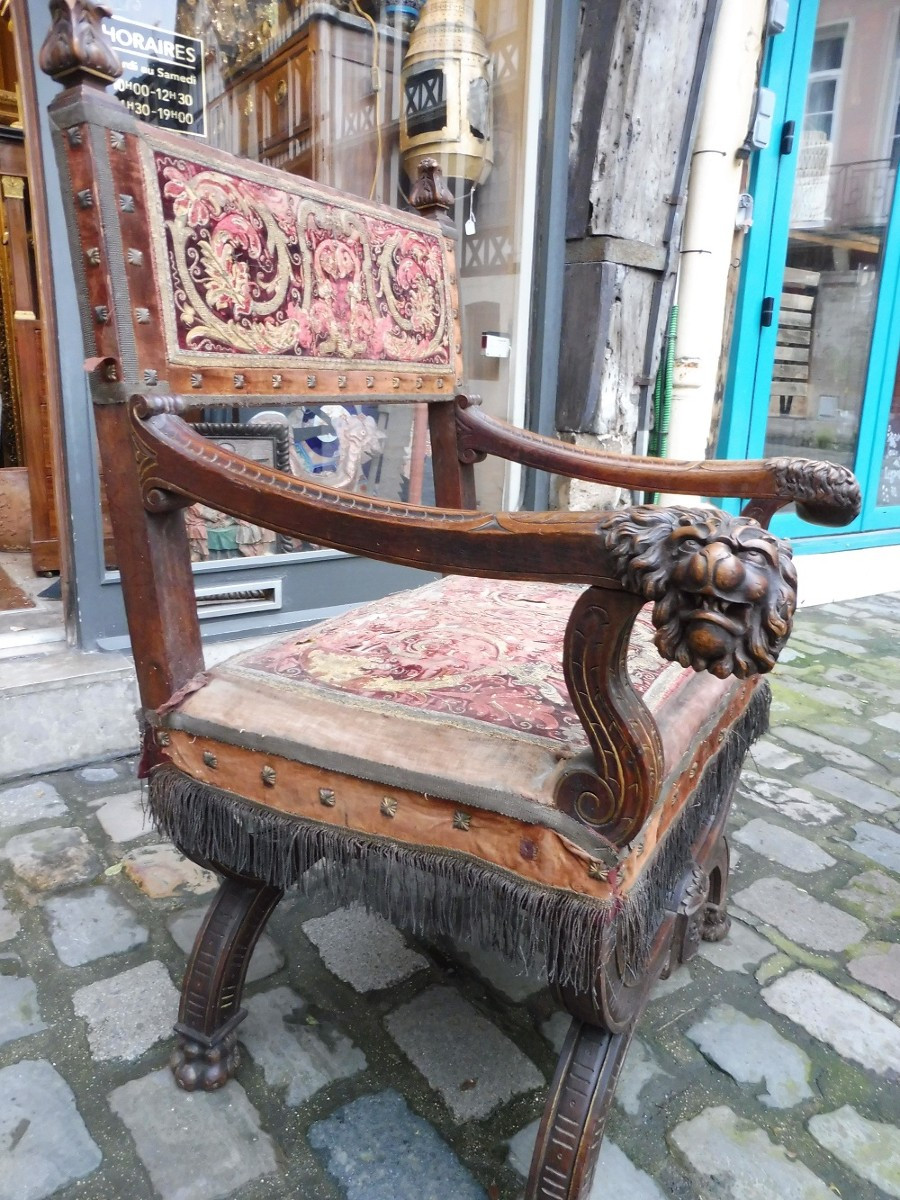 Fauteuil Dagobert en noyer sculpté  et velours brodé style  17 eme -photo-4