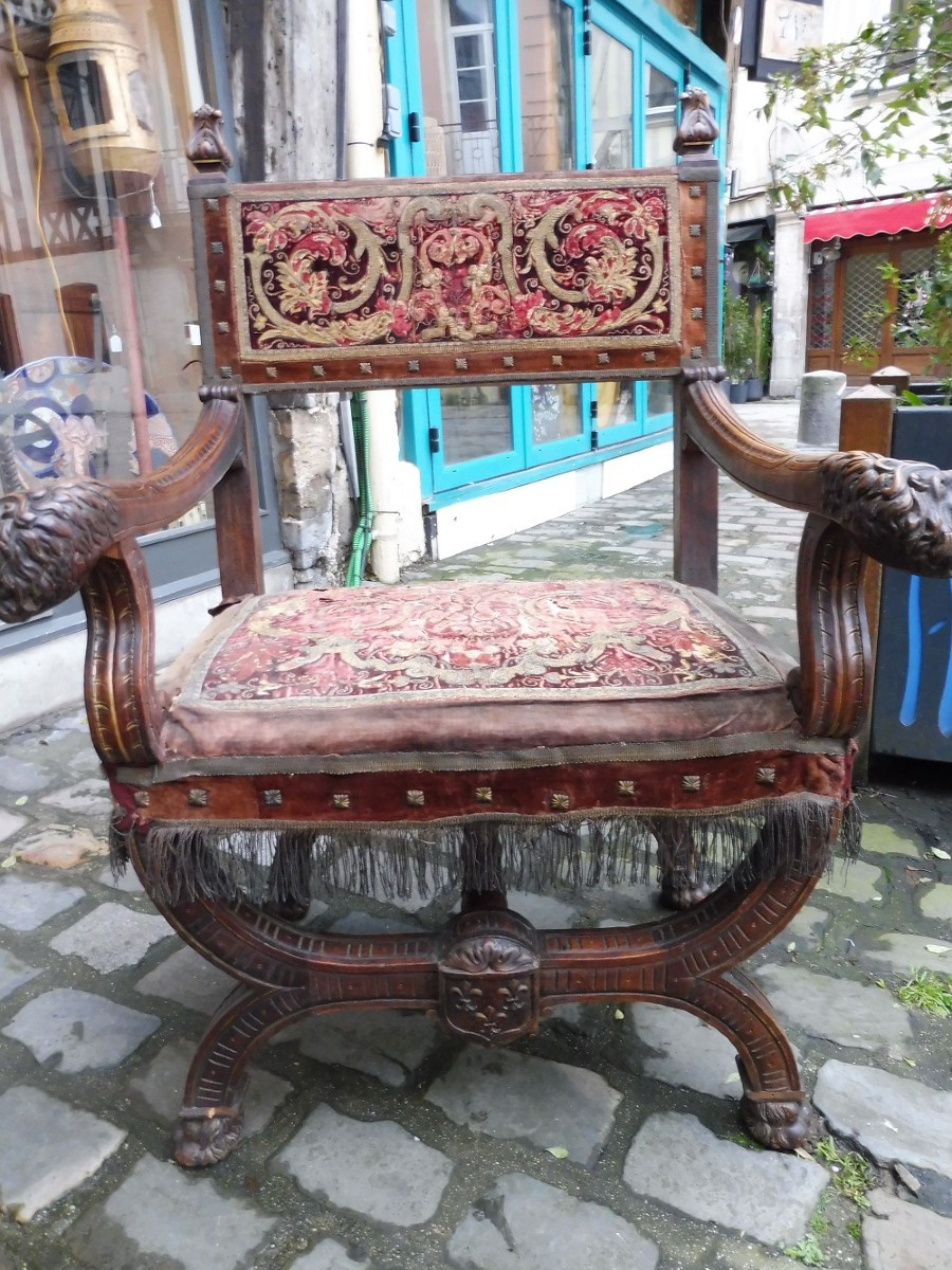 Fauteuil Dagobert en noyer sculpté  et velours brodé style  17 eme -photo-1