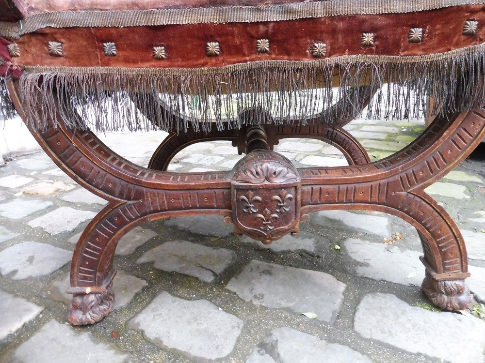 Fauteuil Dagobert en noyer sculpté  et velours brodé style  17 eme -photo-2