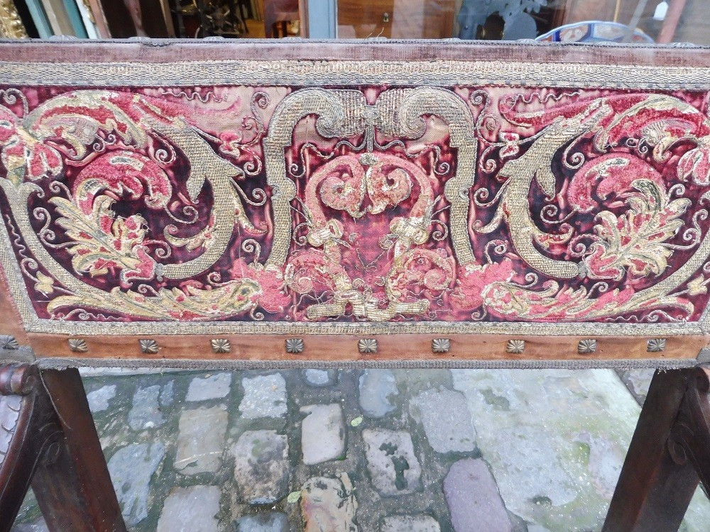 Fauteuil Dagobert en noyer sculpté  et velours brodé style  17 eme -photo-3