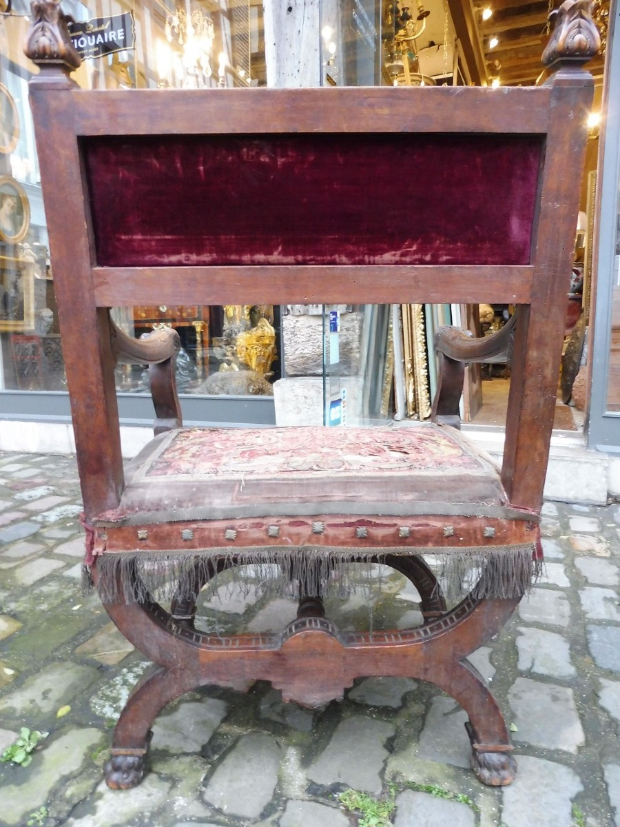 Fauteuil Dagobert en noyer sculpté  et velours brodé style  17 eme -photo-4