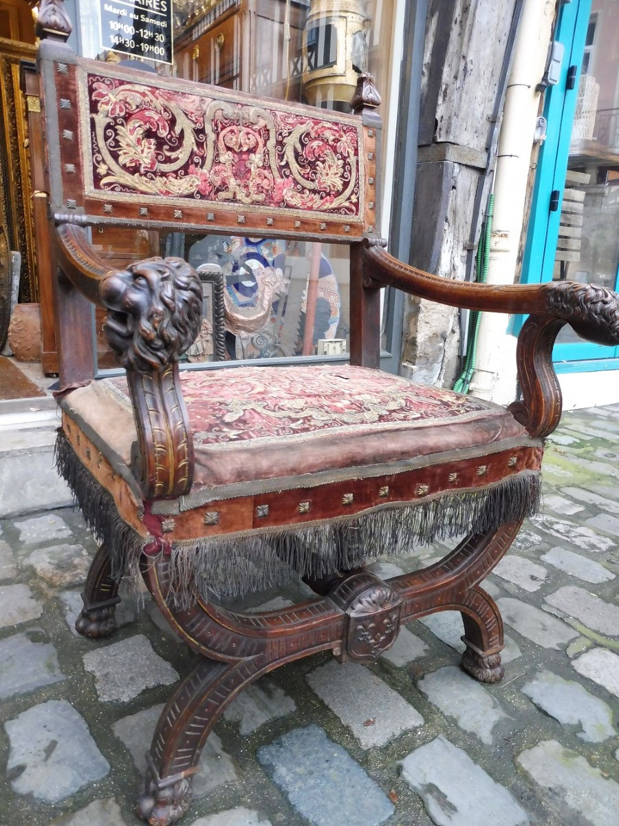 Fauteuil Dagobert en noyer sculpté  et velours brodé style  17 eme 