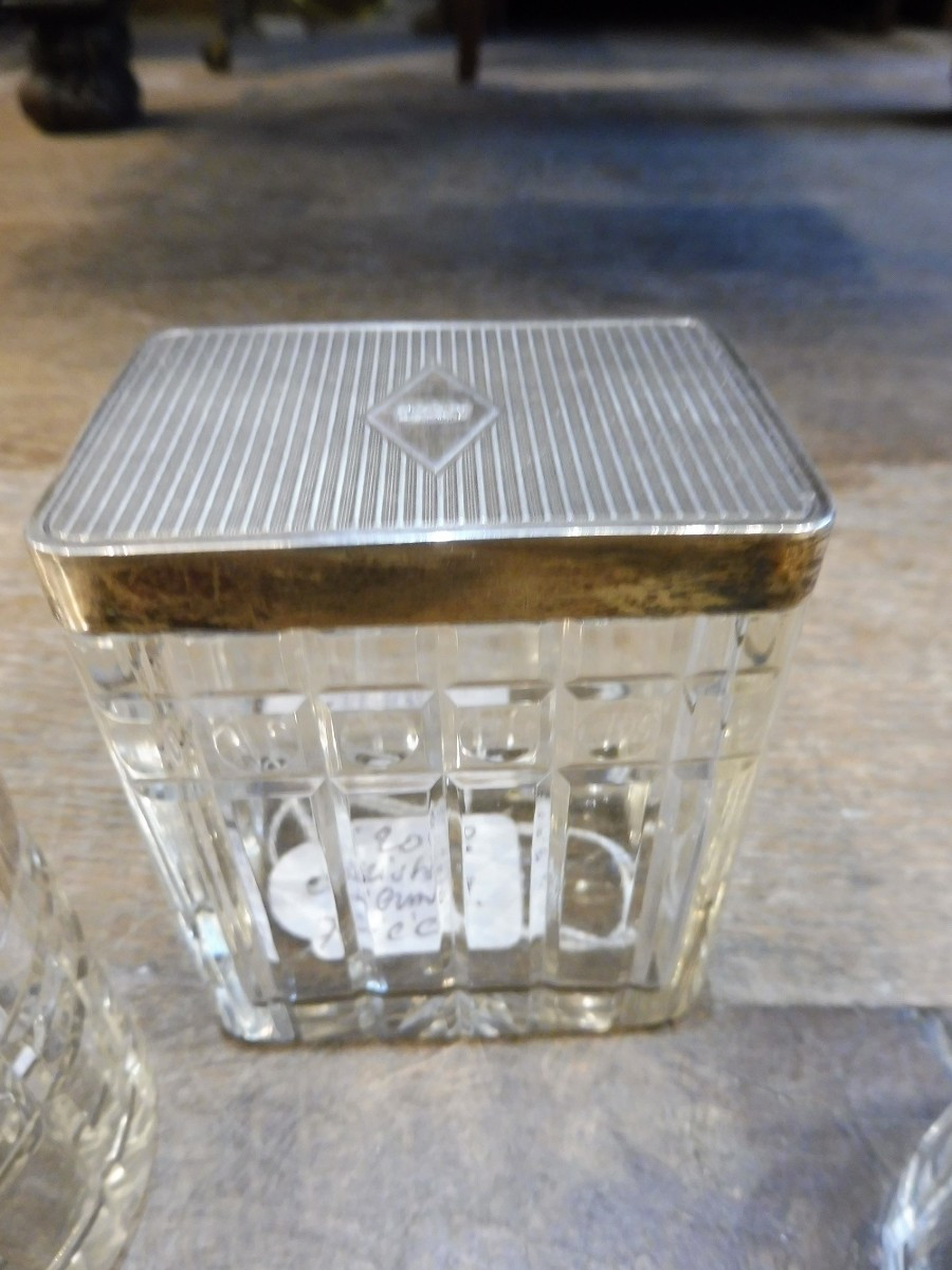 Ensemble  de  sept pièces  en vermeil  et cristal  de nécessaire de toilette  .-photo-2