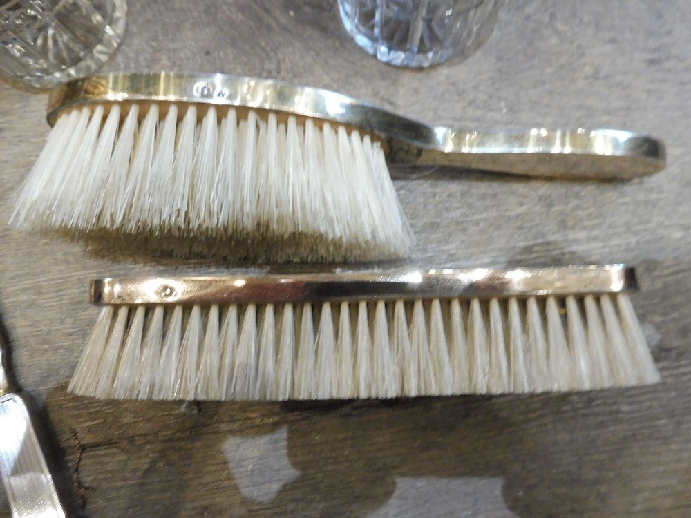 Ensemble  de  sept pièces  en vermeil  et cristal  de nécessaire de toilette  .-photo-3