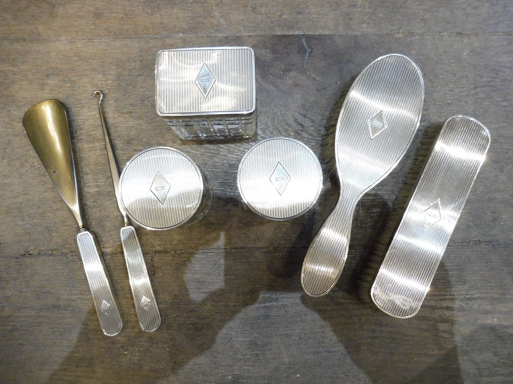 Ensemble  de  sept pièces  en vermeil  et cristal  de nécessaire de toilette  .