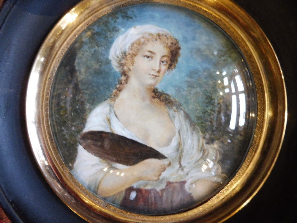 Miniature sur ivoire ronde début  19 eme " portrait  d'une jeune femme  tenant  une palette " -photo-2