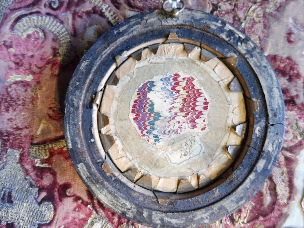 Miniature sur ivoire ronde début  19 eme " portrait  d'une jeune femme  tenant  une palette " -photo-3