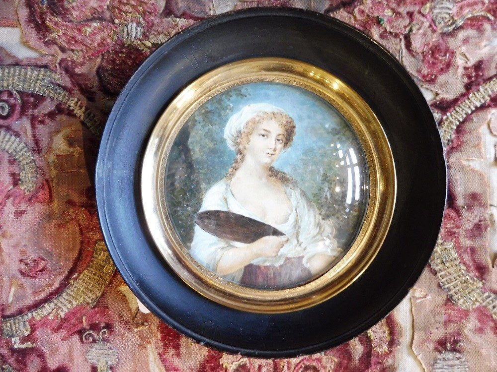 Miniature sur ivoire ronde début  19 eme " portrait  d'une jeune femme  tenant  une palette " 