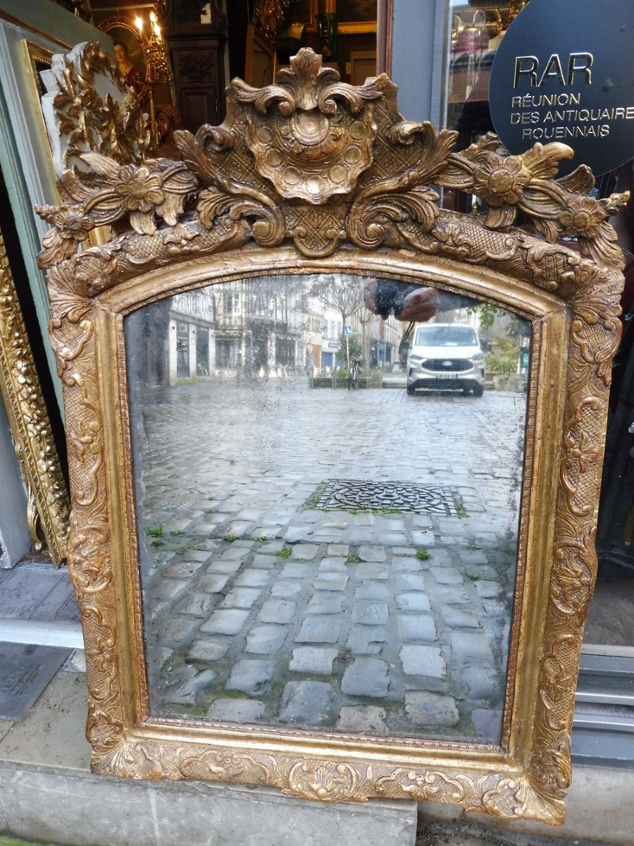 Miroir  en bois sculpté de rocailles et doré  , époque  18 eme 