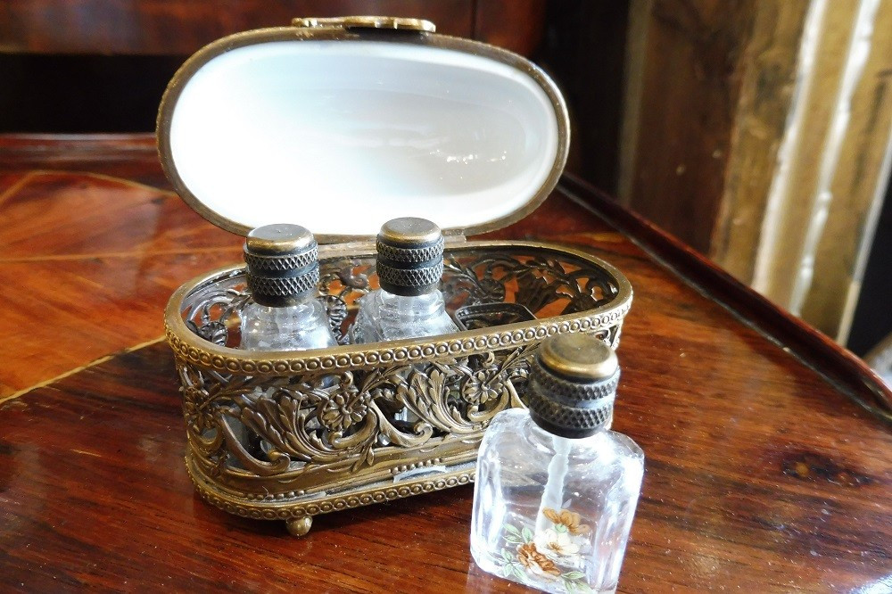 Boîte  à senteurs  en porcelaine  de paris  et laiton ciselé  -photo-3