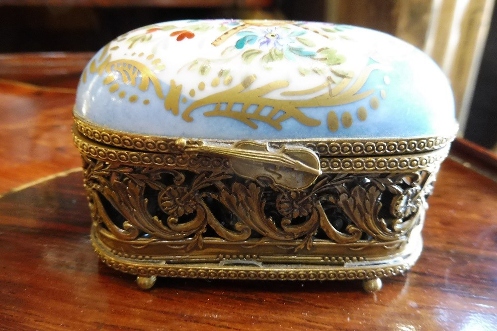 Boîte  à senteurs  en porcelaine  de paris  et laiton ciselé  