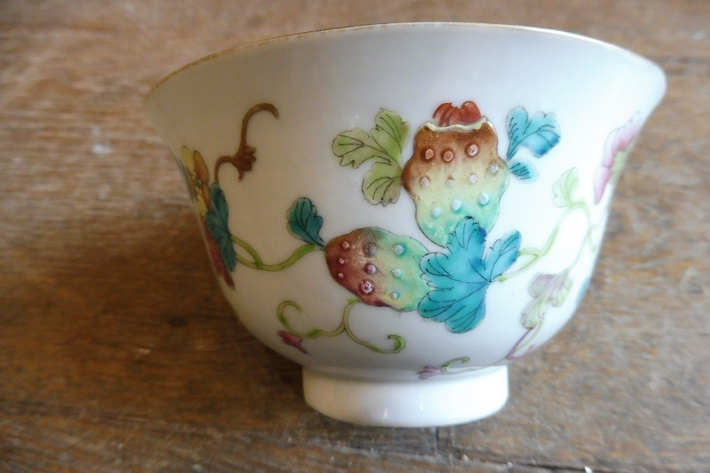 Bol en porcelaine  de la Chine  XX eme  à décor polychrome  de fruits  et fleurs  -photo-2