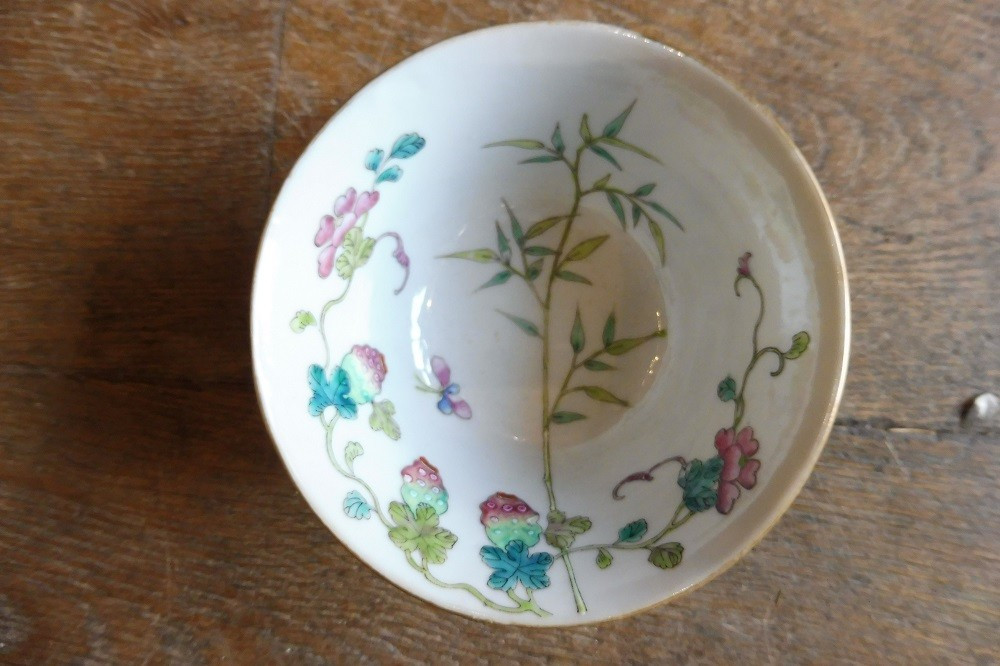 Bol en porcelaine  de la Chine  XX eme  à décor polychrome  de fruits  et fleurs  