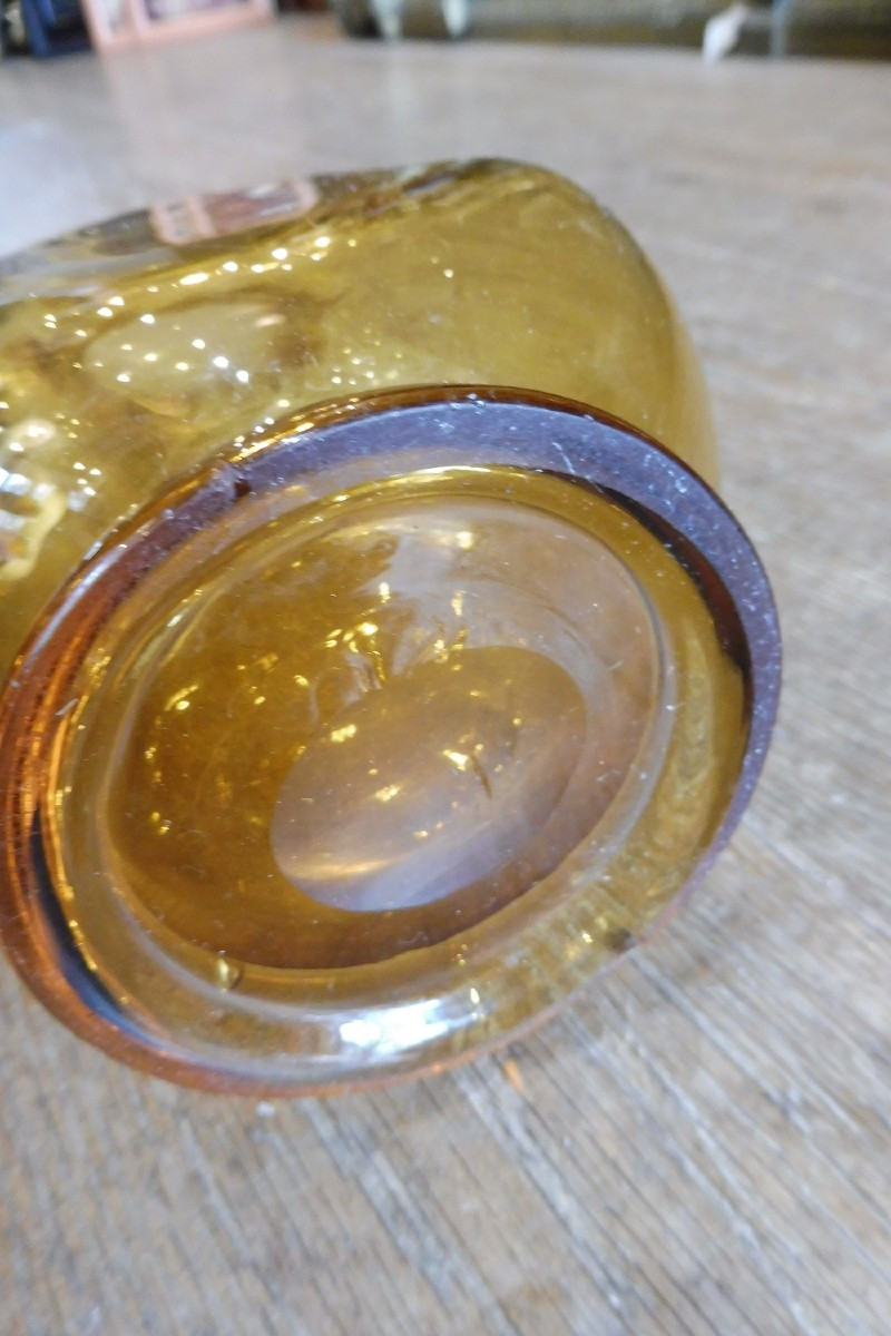 pichet  en verre  ambré  à panse  aplatie  19 eme -photo-3