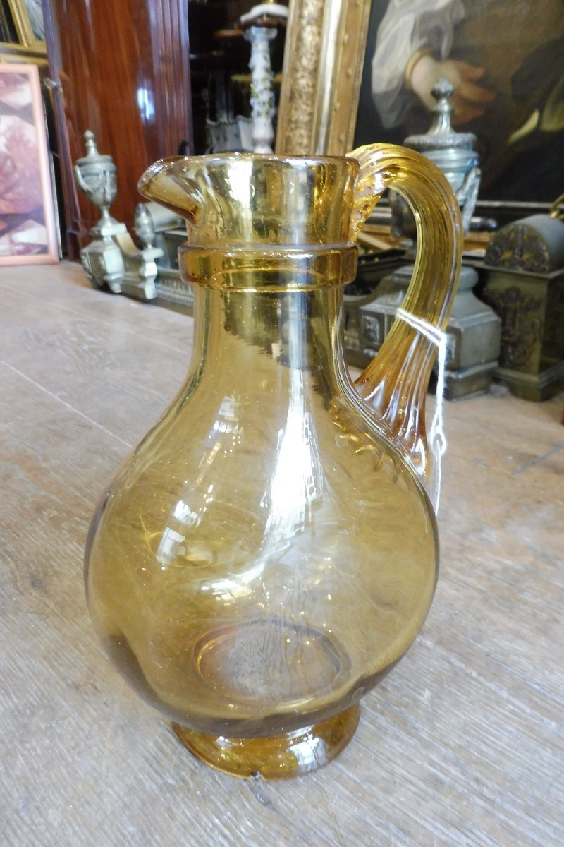 pichet  en verre  ambré  à panse  aplatie  19 eme 