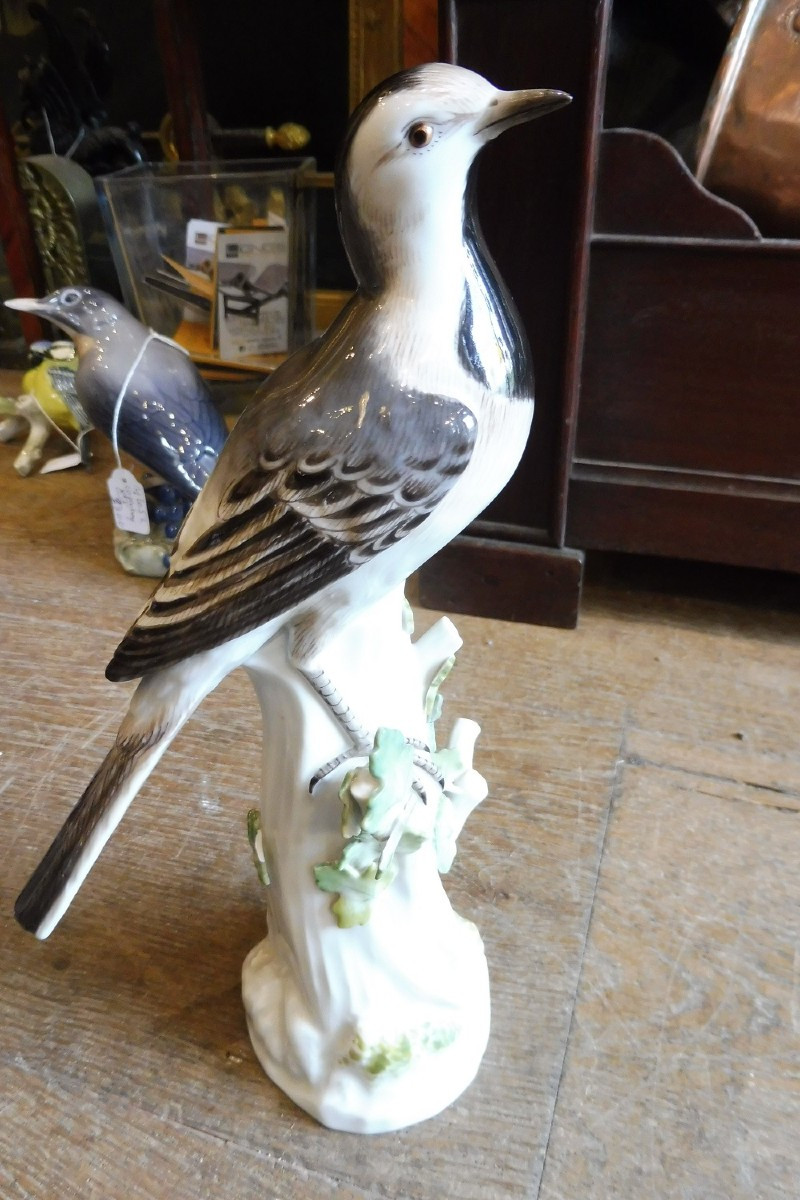 Oiseau  perché  en porcelaine  de Meissen  
