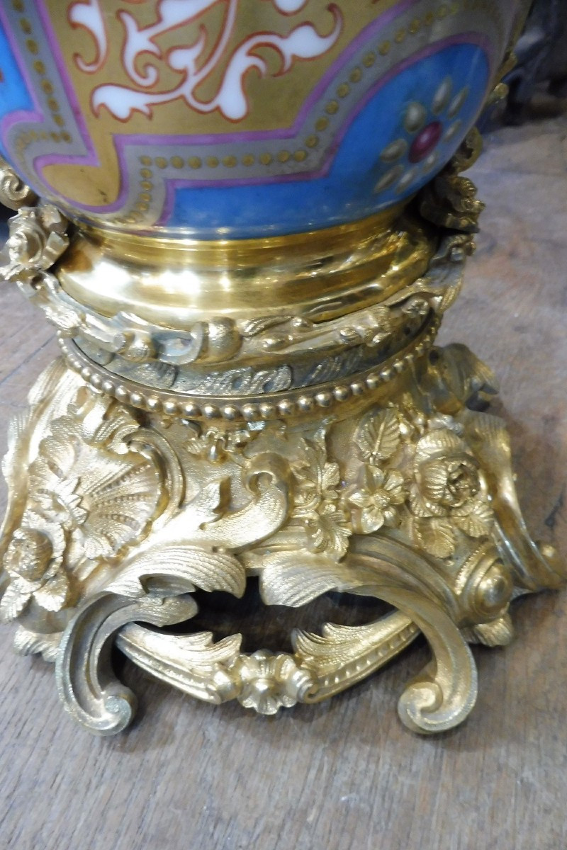 Paire  d'importantes  lampes  à huile  en porcelaine  et bronze doré  Louis Philippe  -photo-1