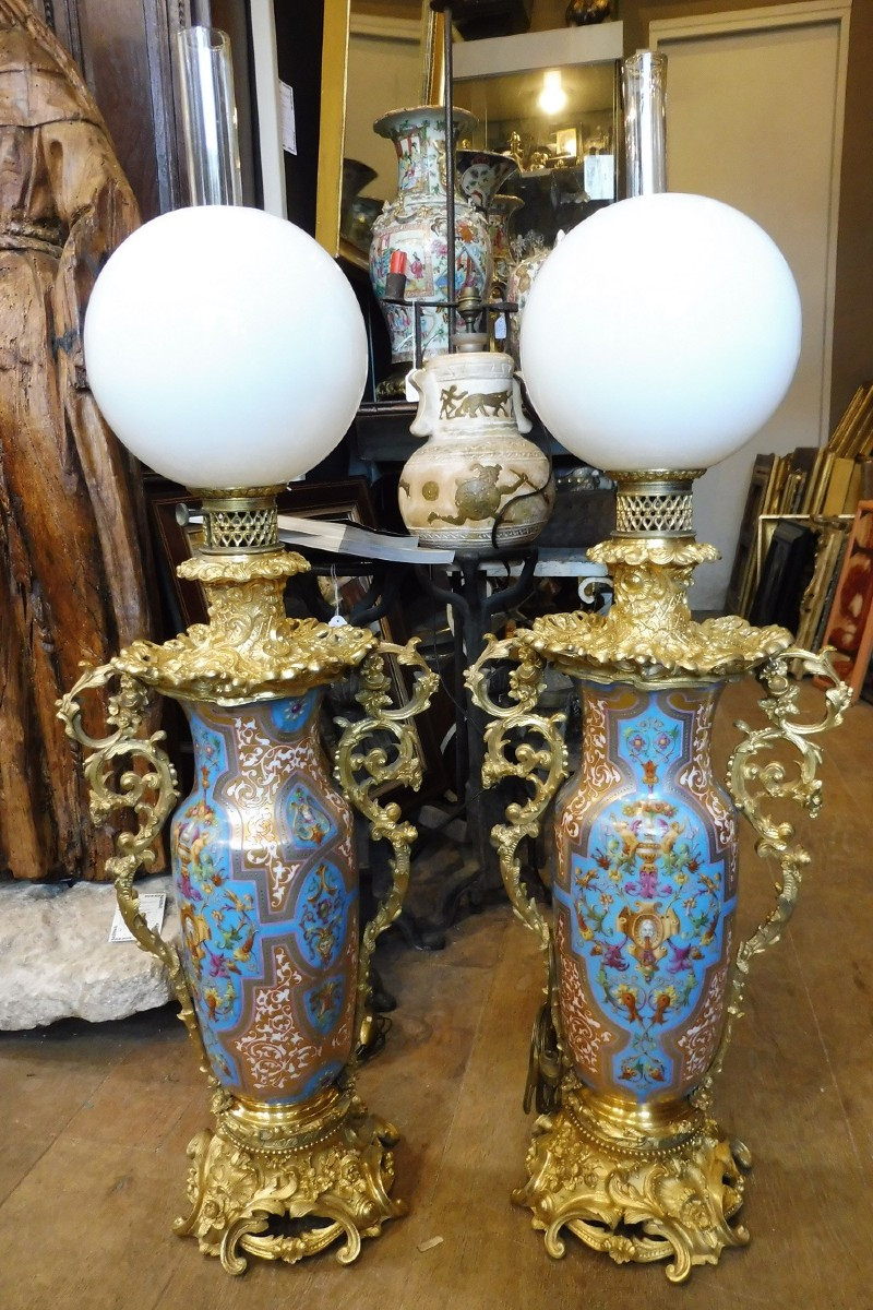 Paire  d'importantes  lampes  à huile  en porcelaine  et bronze doré  Louis Philippe  