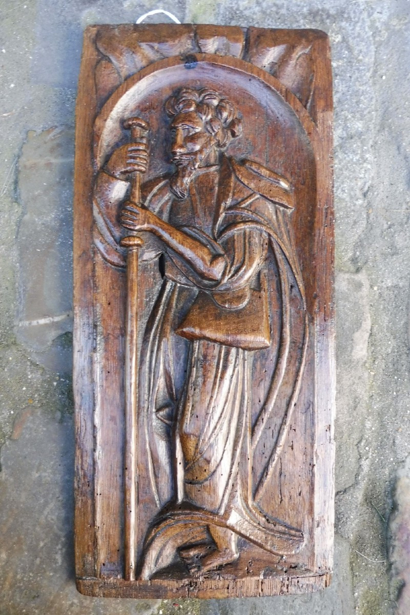 panneau  en chêne  sculpté  d'un pèlerin , renaissance  