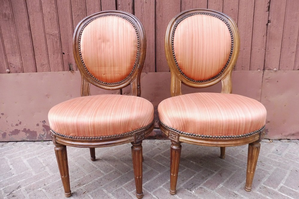 Paire  de chaises  d'époque  Louis XVI  à dossiers  médaillon 