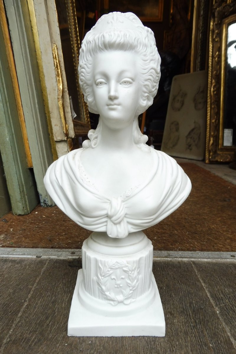 Buste en biscuit de porcelaine  représentant Marie  Antoinette  en buste 