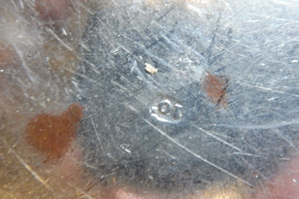 Plat en métal  argenté  gravé  d'un blason  -photo-3