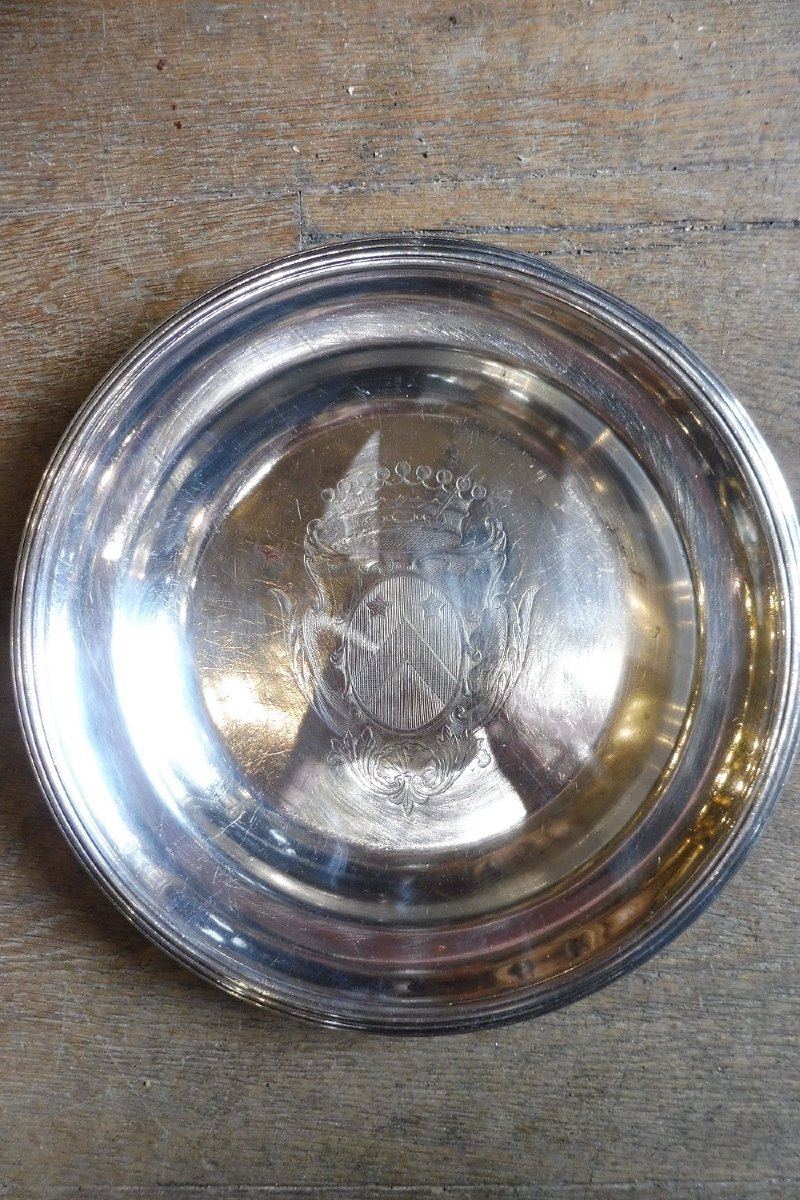 Plat en métal  argenté  gravé  d'un blason  