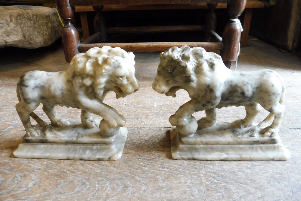 Paire  de sculptures  en albâtre  19 eme" lions  Medicis  "  