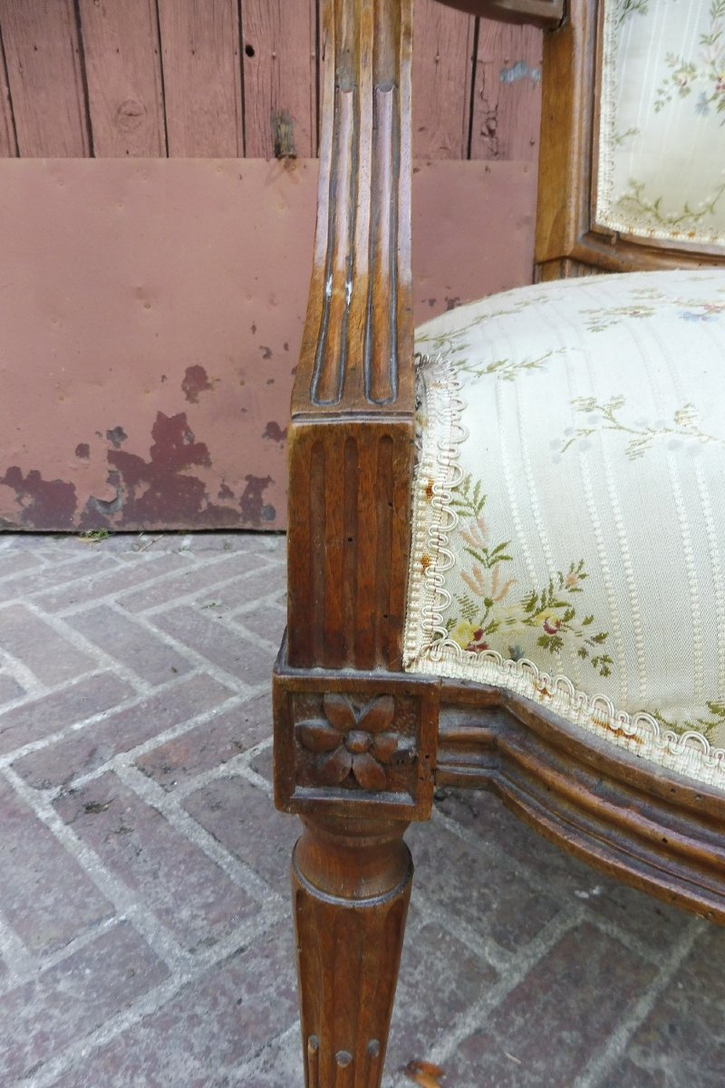 Fauteuil  cabriolet  d'époque  Louis XVI  en bois  ciré -photo-2