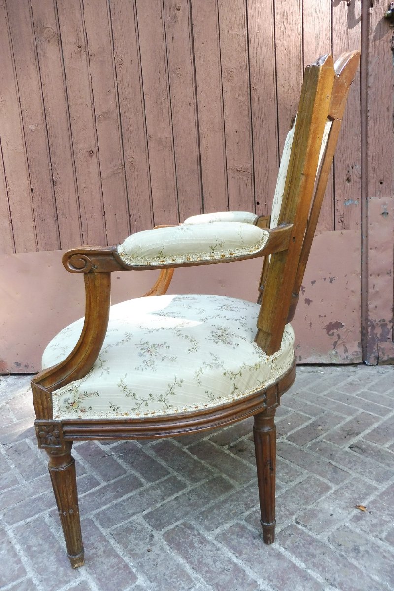 Fauteuil  cabriolet  d'époque  Louis XVI  en bois  ciré -photo-3