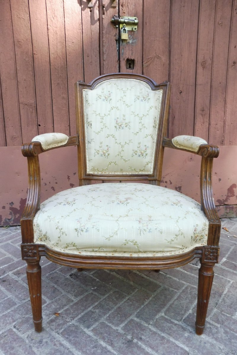 Fauteuil  cabriolet  d'époque  Louis XVI  en bois  ciré 