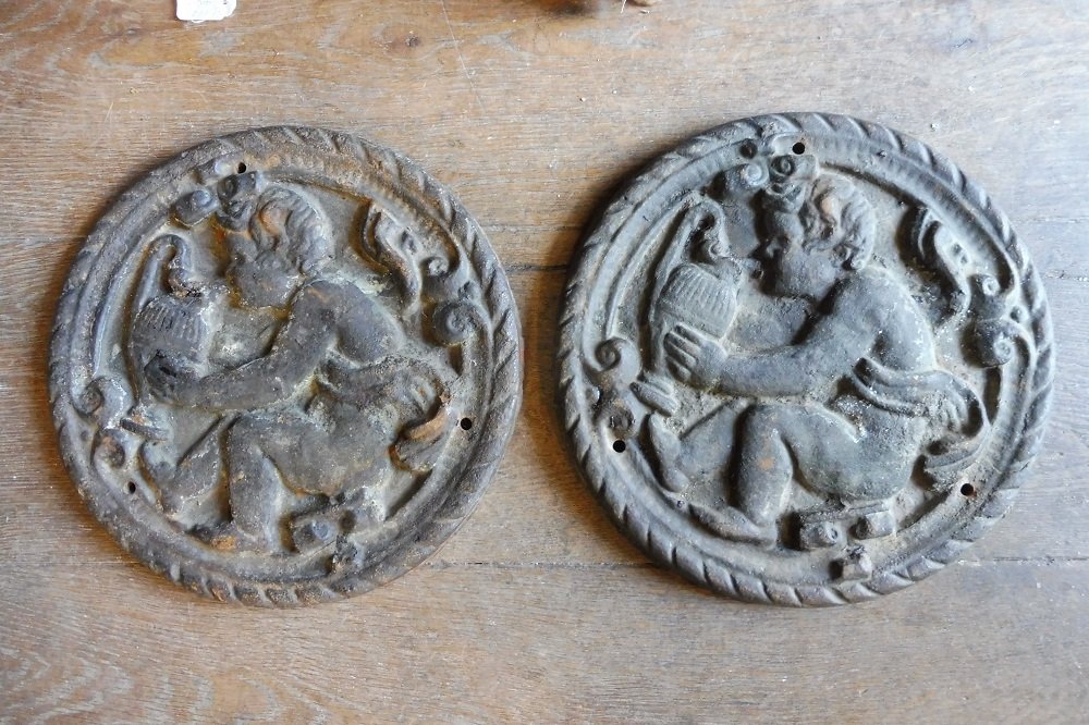 paire  de médaillons  en fonte de fer  19  eme  
