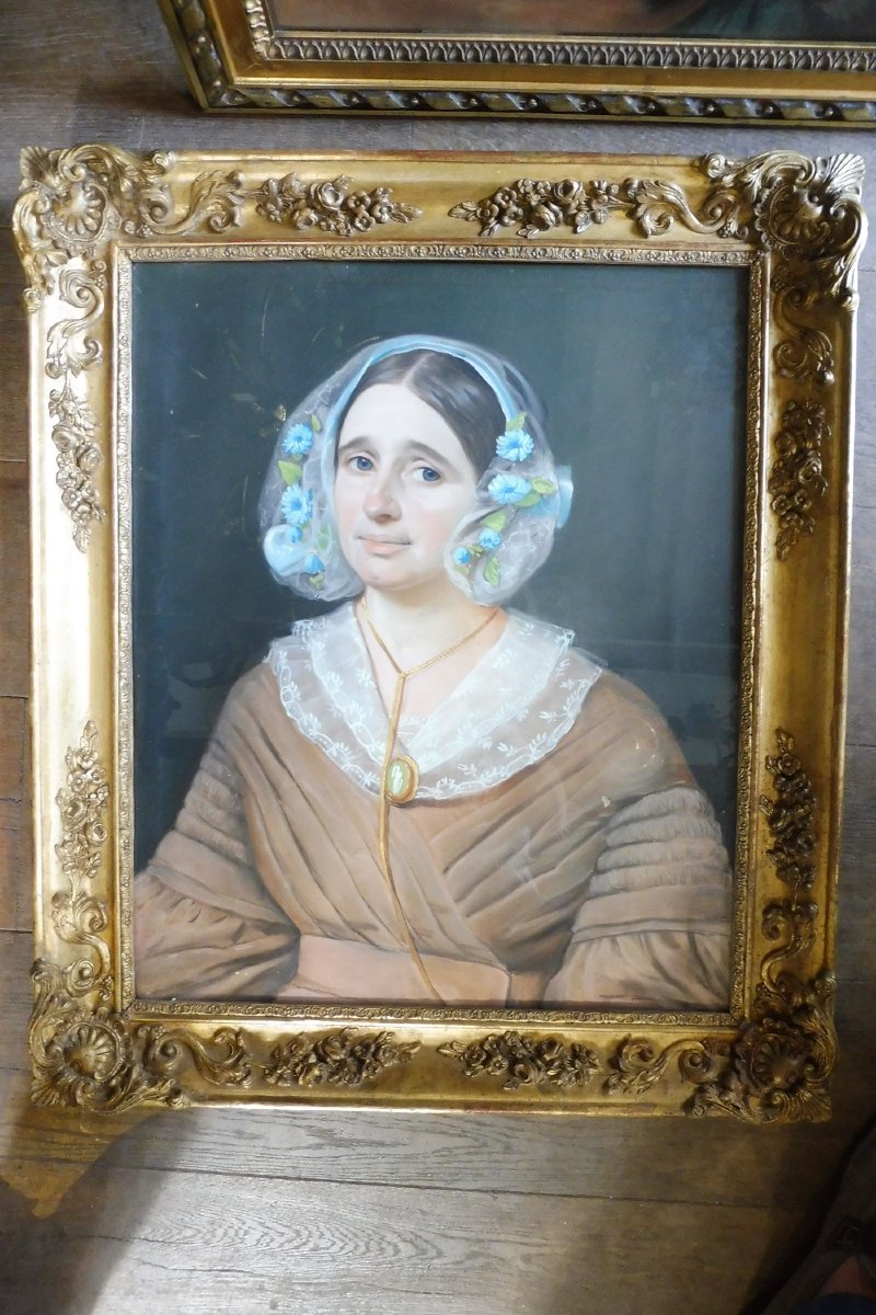 Pastel   "portrait de dame  "  dans  son cadre vers 1840