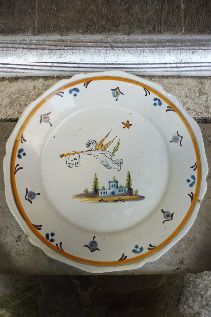 assiette  en faïence  de Nevers  , époque  révolutionnaire  