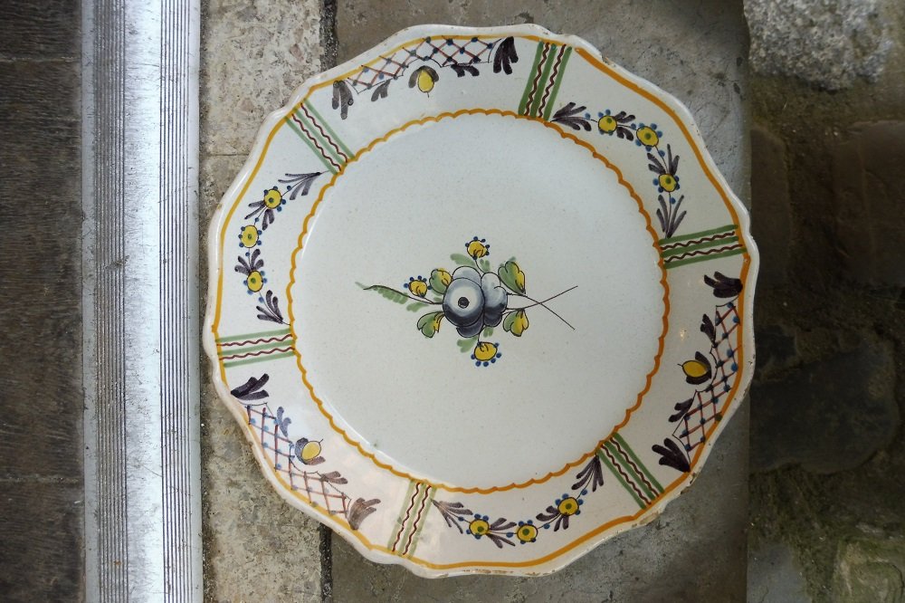 Assiette en faîence de Nevers , époque révolutionnaire  