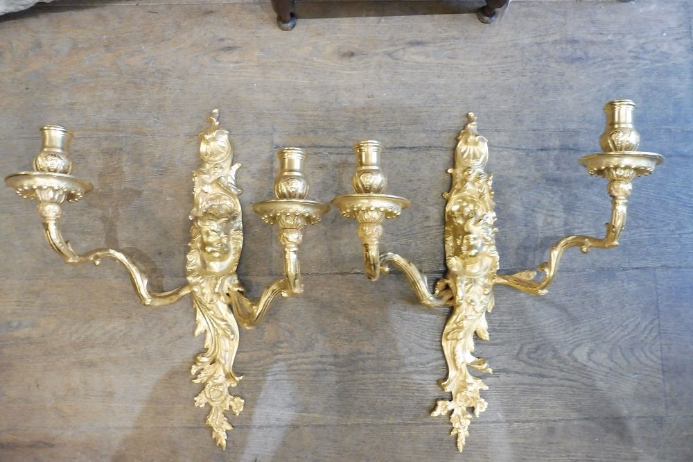 Paire d 'appliques à deux bras  de lumière  en bronze doré  d'après  Cressent   style Régence  