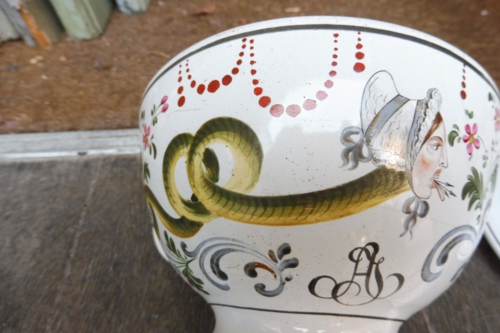 Bouillon  couvert  en faïence  de Forges  à décor polychrome  satyrique -photo-3
