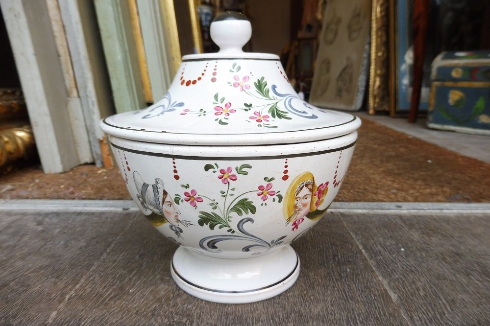 Bouillon  couvert  en faïence  de Forges  à décor polychrome  satyrique 