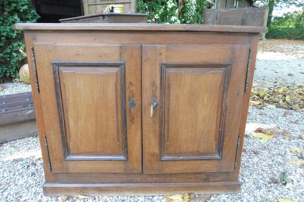Buffet de boiserie  en chêne  mouluré  18 eme 