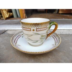 Tasse et  sous tasse en porcelaine  de Copenhague  , modèle  Flora danica " 