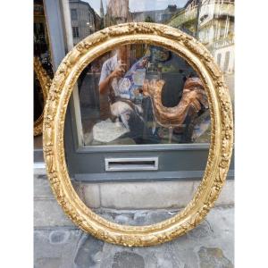 Cadre ovale en bois sculpté et doré  17 eme