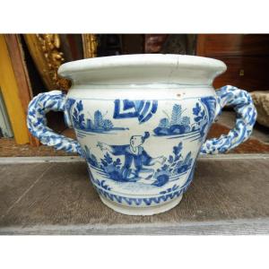 Pot  en faïence de  Nevers  décor aux Chinois  vers 1700  .