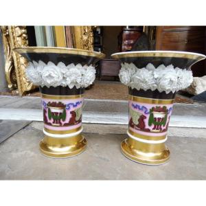 paire  de vases  cornets  en porcelaine  de Paris  , époque  empire 