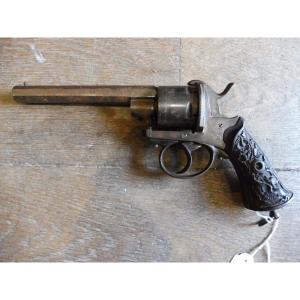 Revolver  19 eme  en acier  , et noyer sculpté
