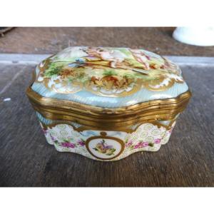 Boîte  en porcelaine de Paris  19 eme  , polychrome  et or  